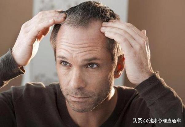 一夜白头可能吗？可能是缺少维生素，教你如何白发变黑发