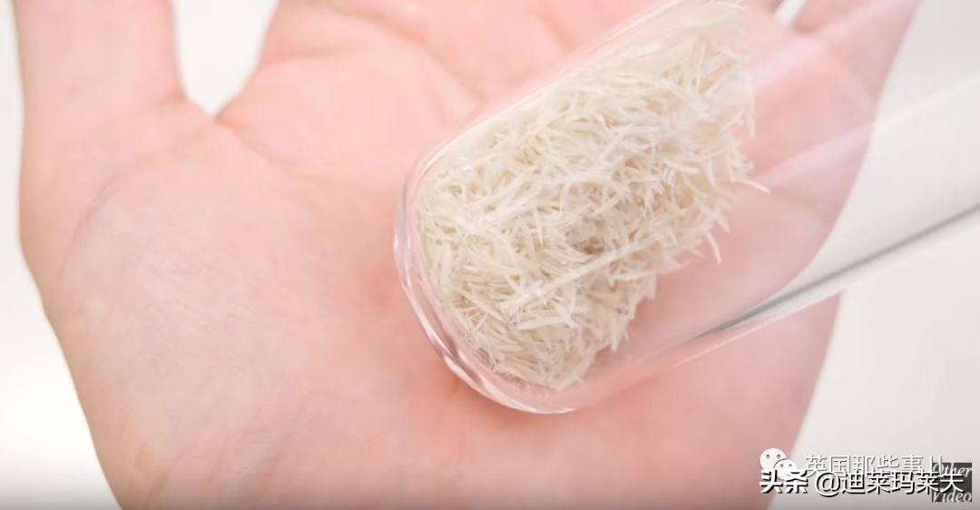 他用攒了一年的指甲，给女友做一个戒指？？这？