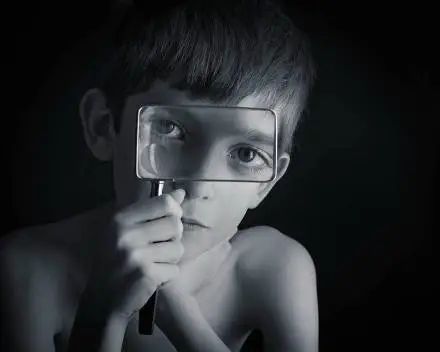 铁笼里的自闭症儿童,铁笼里的生活