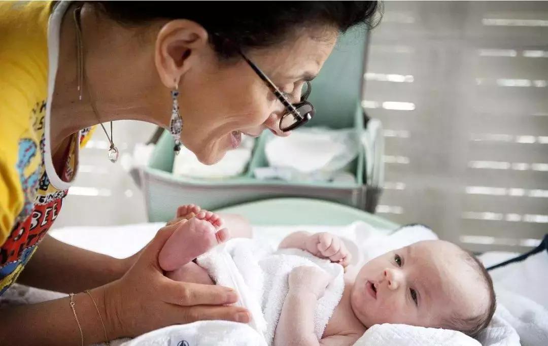 脐带还没脱落的宝宝怎么洗澡,婴儿脐带还没脱落怎么洗澡