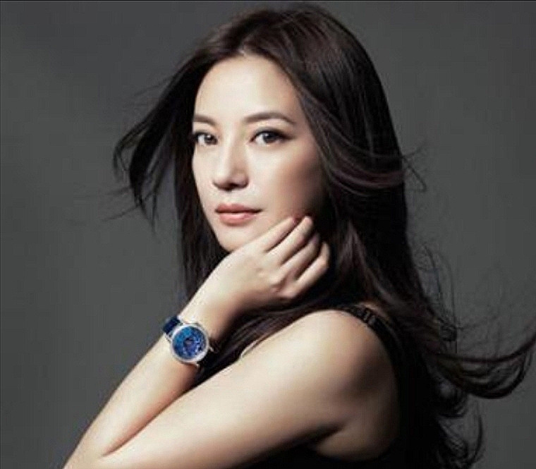 现在流行手上戴什么首饰好看,女人手戴什么首饰比较好