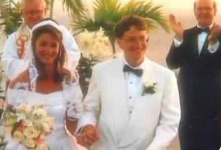 比尔盖茨传奇一生,比尔盖茨的一生经历详细