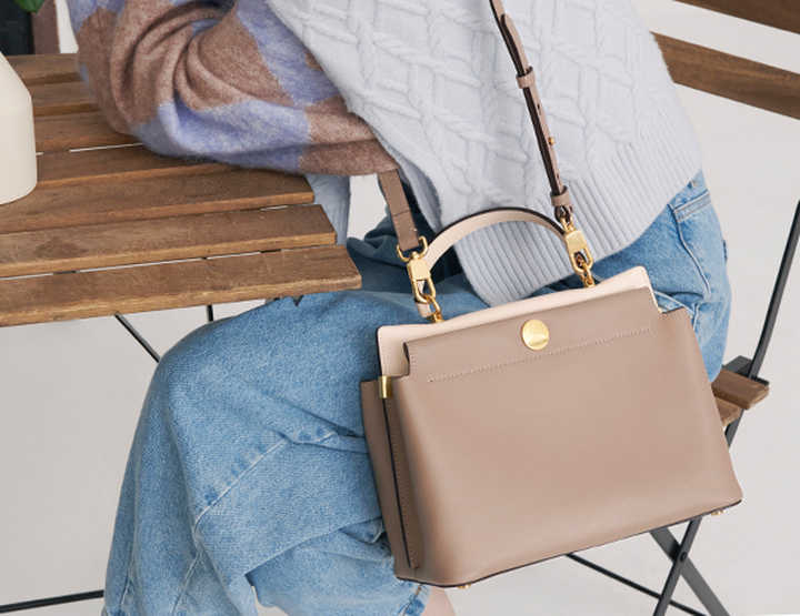 mk水桶包和蔻驰水桶包哪个值得,mk包比蔻驰好看