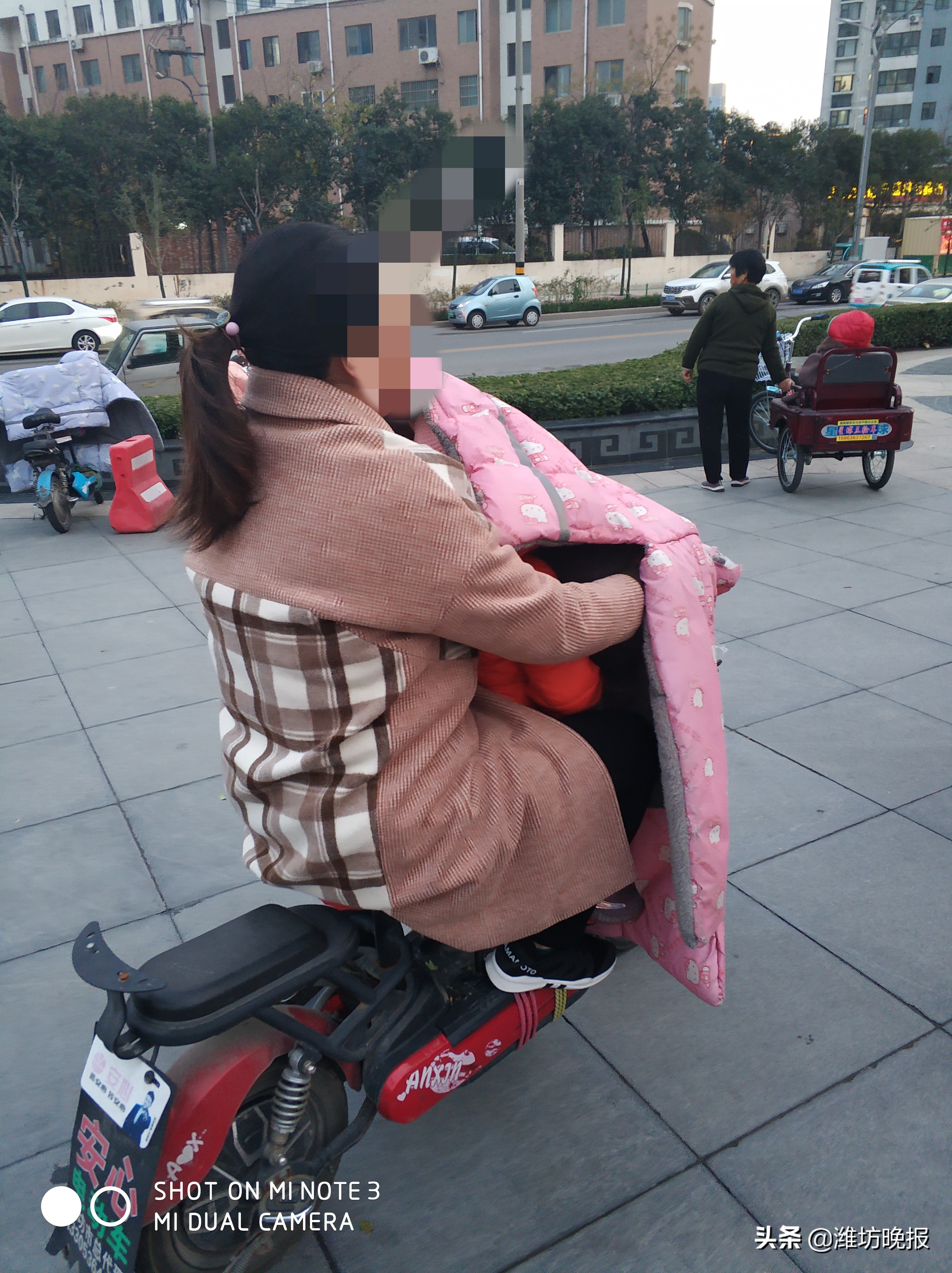 电动车穿挡风被安全吗,潍坊骑电动车必须戴头盔