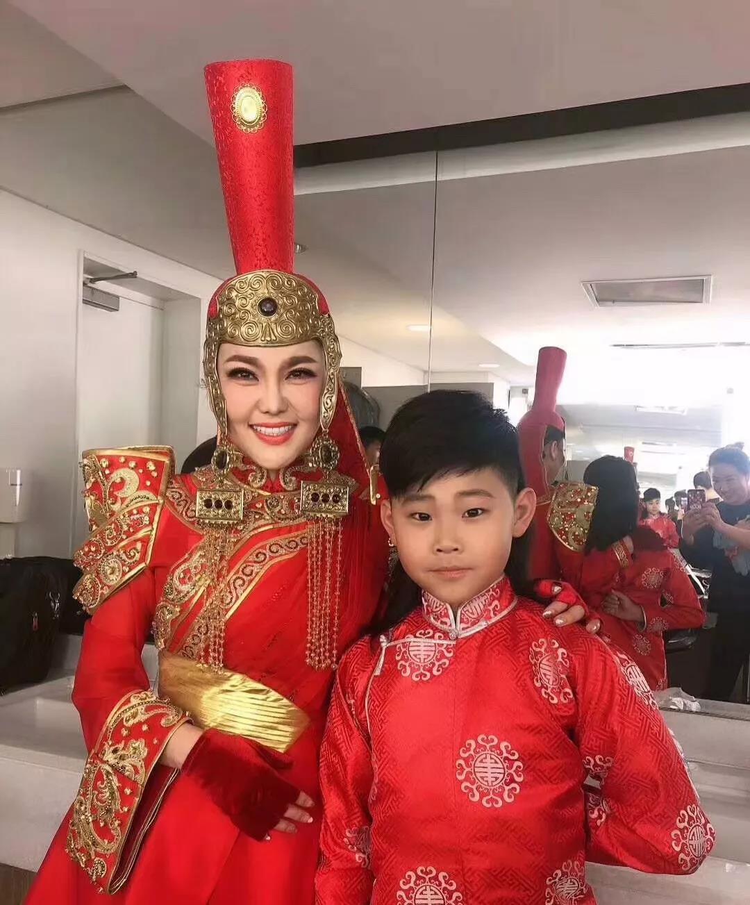 乌兰图雅抖音最红歌曲视频,乌兰图雅唱歌的抖音视频