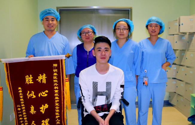 开眼了，能让女孩带着荧光棒听相声的只有他了，为啥这么火？