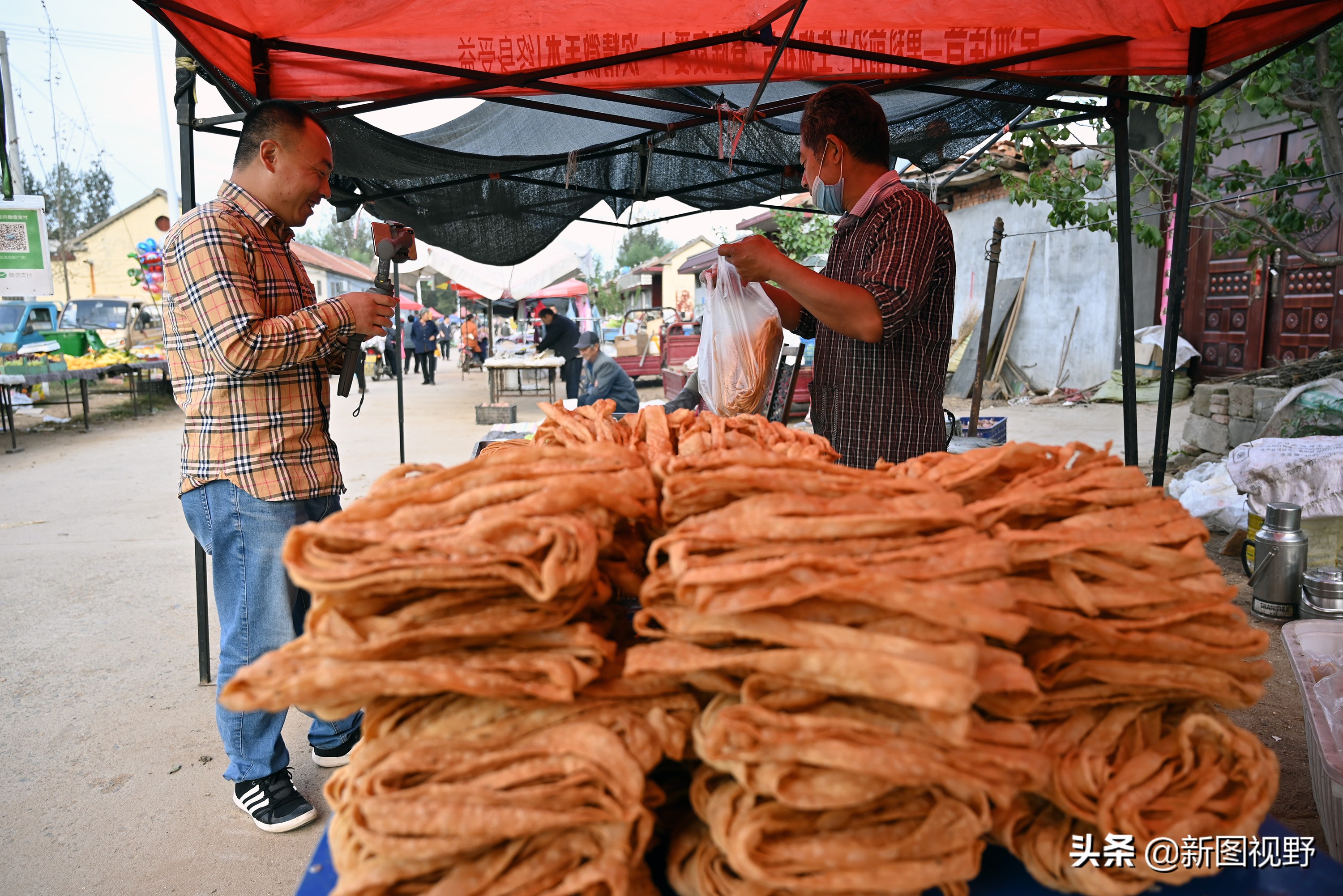 男子拍短视频赚70万,男子回乡创业视频