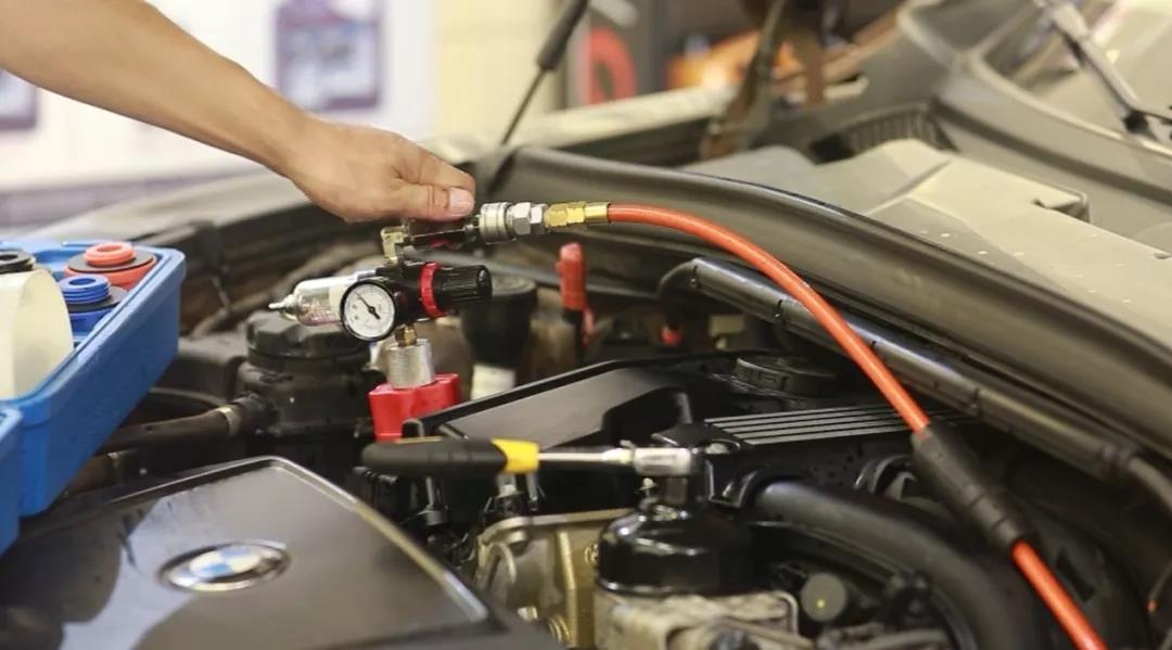 保养师傅普遍把机油加多吗,抽机油和放机油对比哪个更好