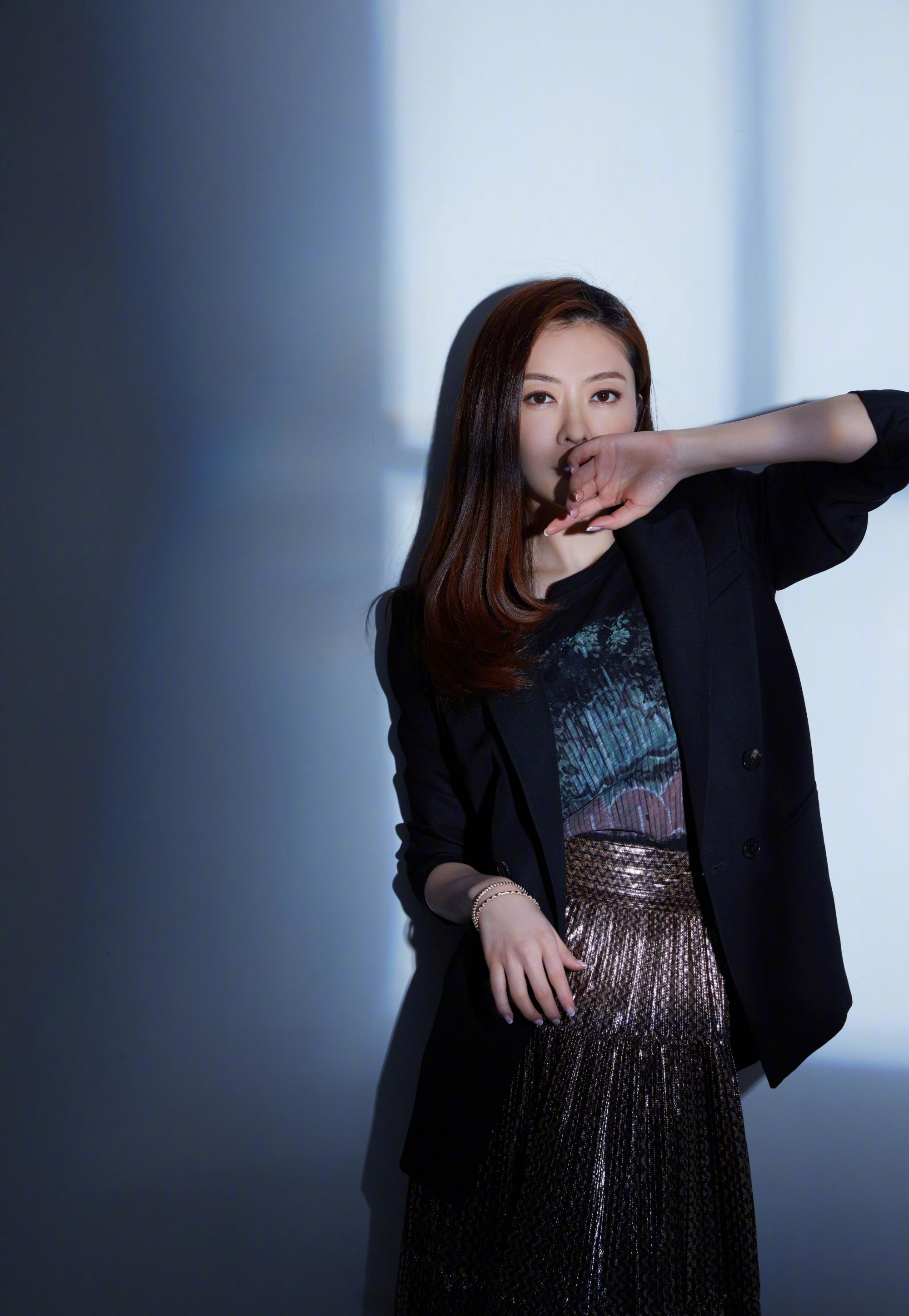 熊黛林穿白衬衫黑色背带裤,熊黛林穿裙子大秀身材