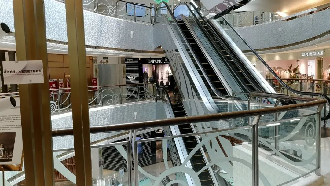 痛心！昔日爱马仕变发廊，这个顶奢商场还有救吗？