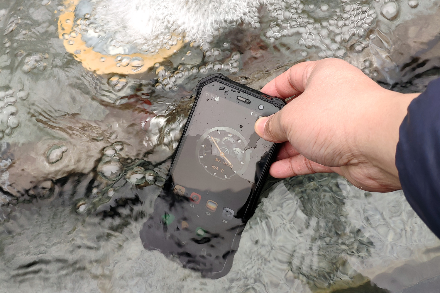 AGMH1手机:不怕摔,不怕水,能待机20天,父母最爱?