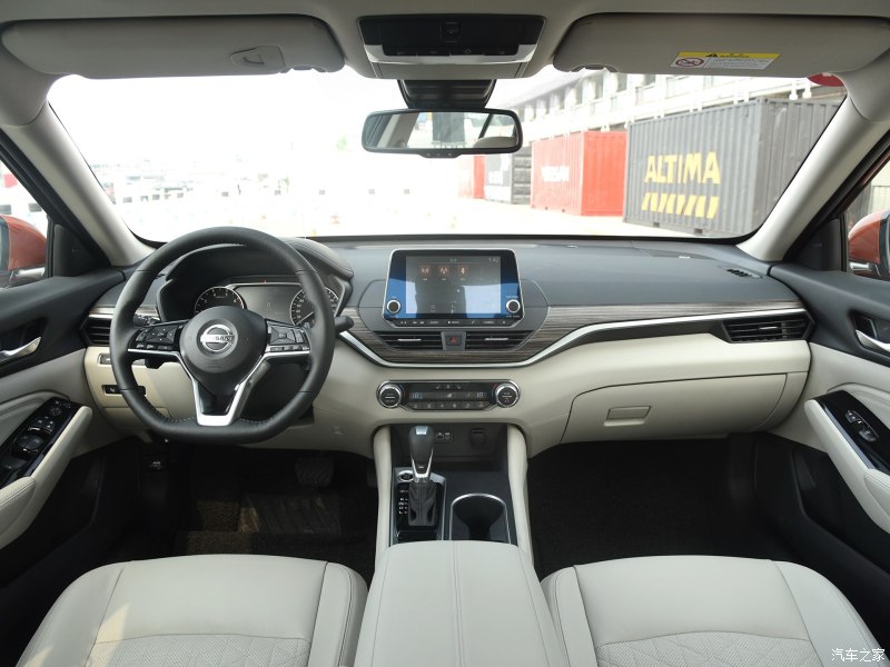 小胡说车日产天籁,小汪试车日产天籁