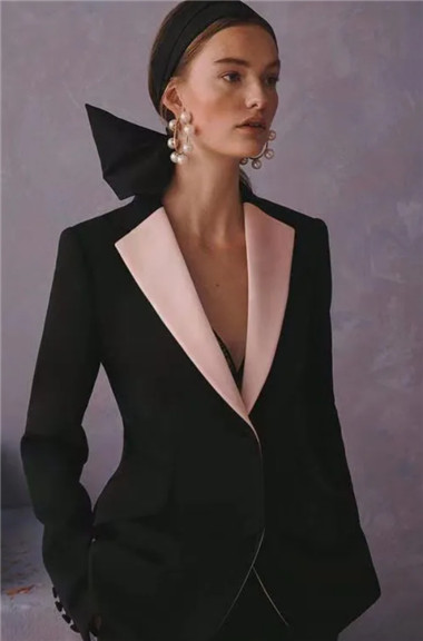 年会怎么穿礼服精致又高级,年会该穿怎样的礼服