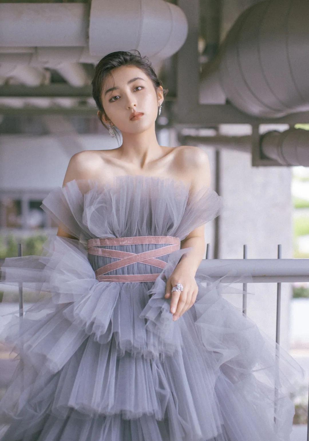 最新明星红毯珠宝,女明星红毯封神造型礼服