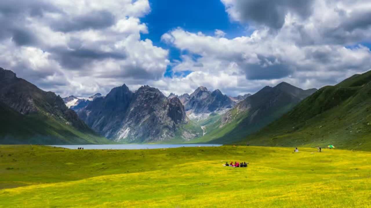 稻城亚丁色达四姑娘山自驾地图,稻城亚丁到色达中途哪里可以住宿