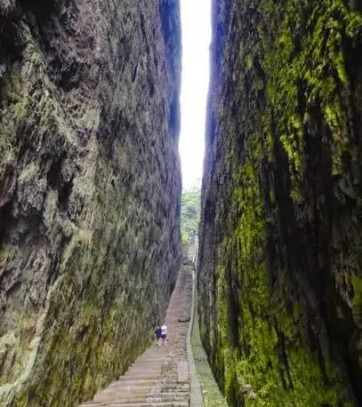 步行柏林景区有一条像小巷一样窄的天琪峰和危岩