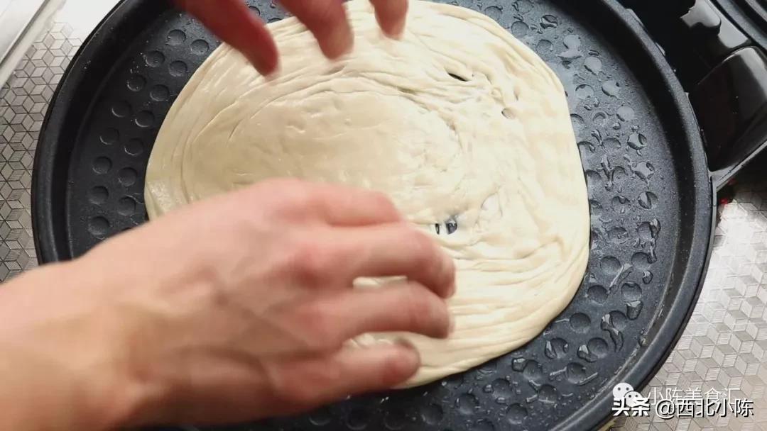 美味营养早餐“手抓饼”终于可以在家做了，按照方法操作特别简单