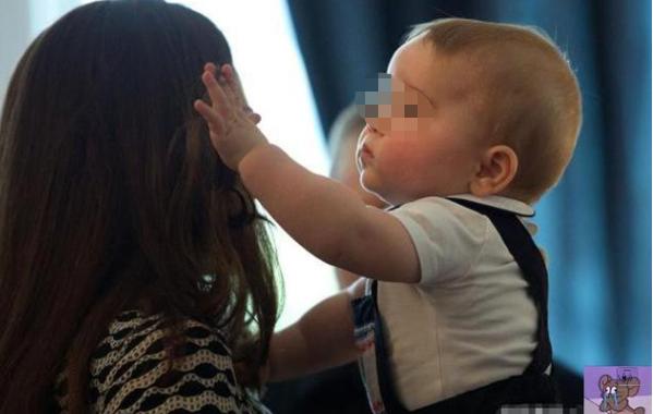 3个月宝宝薅妈妈头发是怎么回事,宝宝薅头发怎么正确引导