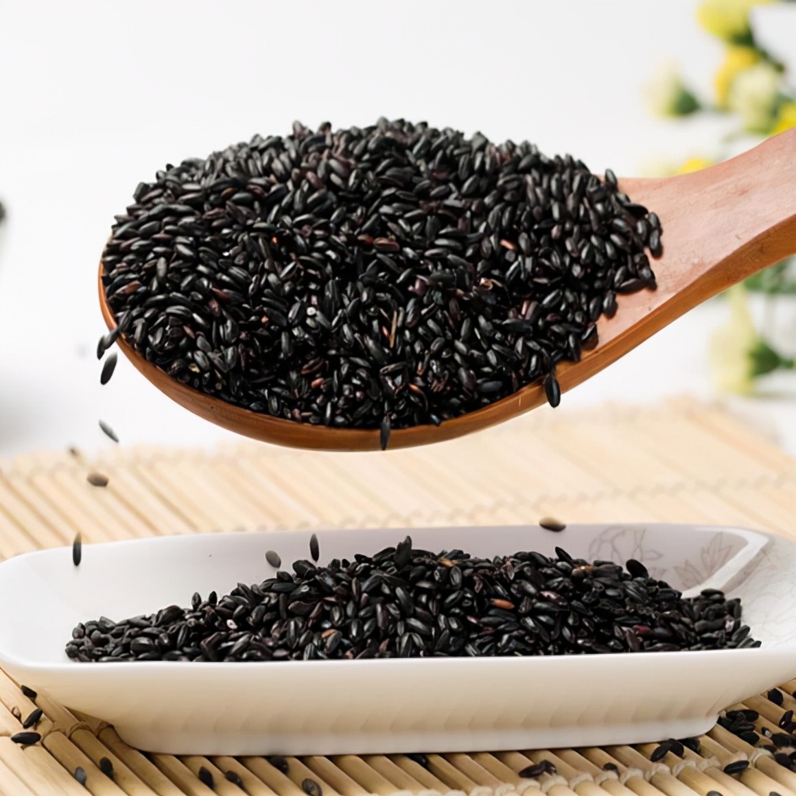 有白头发最好不要染,日常多吃这3种食物,或许可以让白发少些