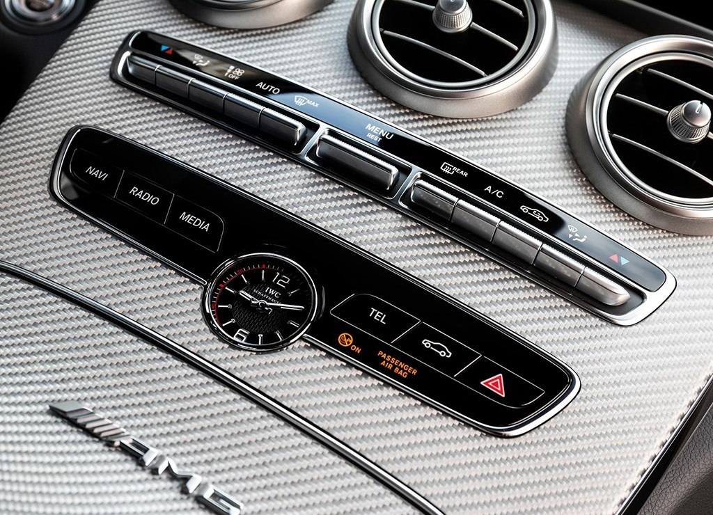 这款奔驰就像剑齿虎，口悬短剑般獠牙，价值百万可谓所向披靡