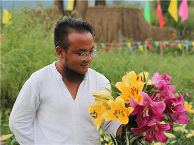 湖南小伙返乡创业种蔬菜,农村小伙创业卖花