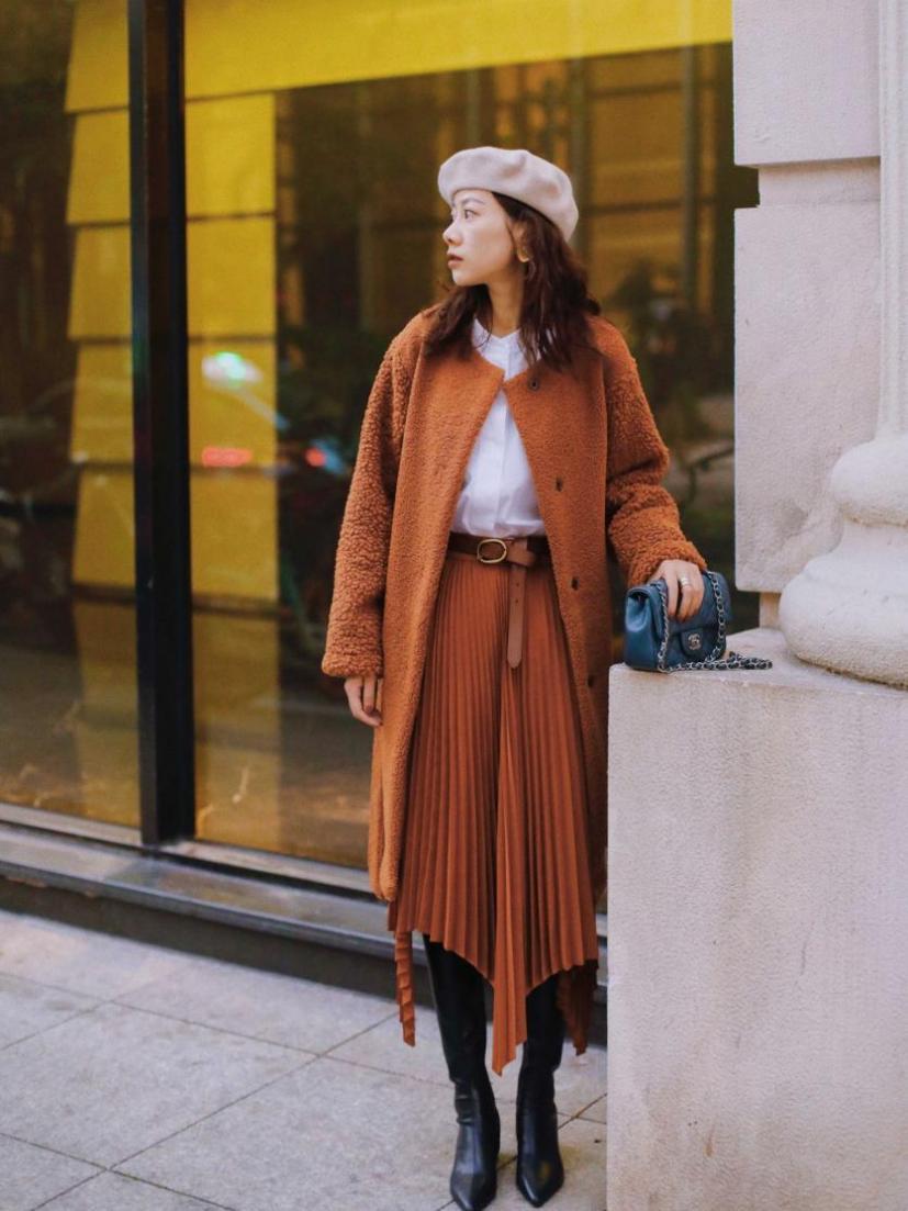 大衣裙子冬天绝配,大衣配什么裙子冬天穿好看