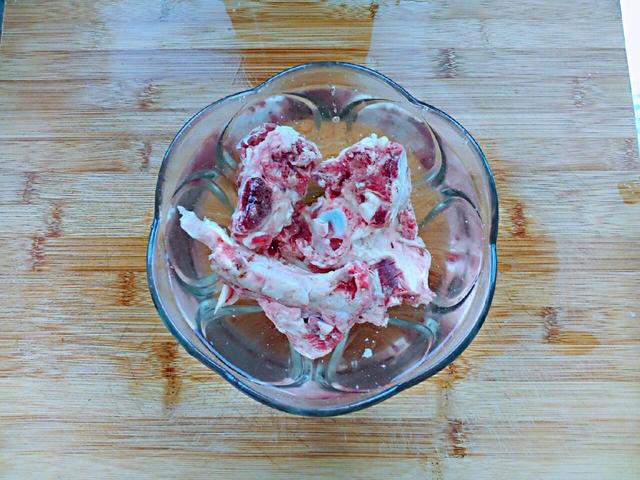 牛骨汤里可以放山药和萝卜吗,牛骨汤可以放当归和萝卜一起吗