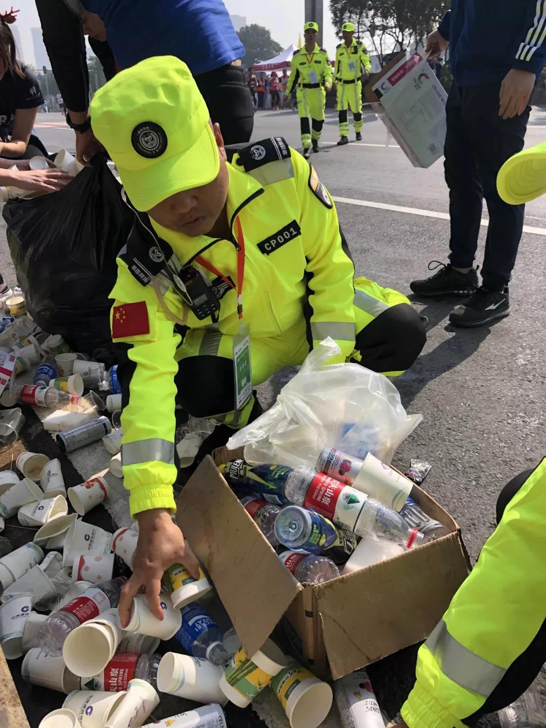 在街头当志愿者,凌晨四点出门当志愿者