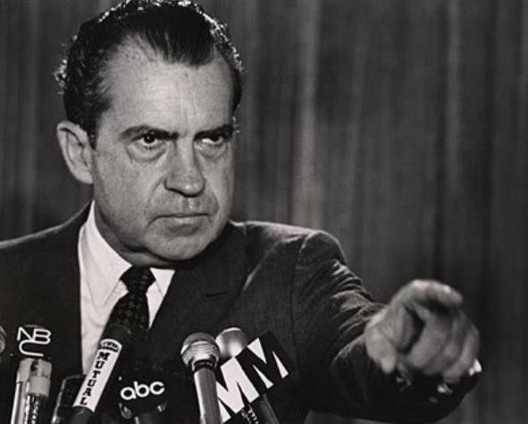 周总理最后2年，体重61斤平均40天一场手术，临终前苦等发妻