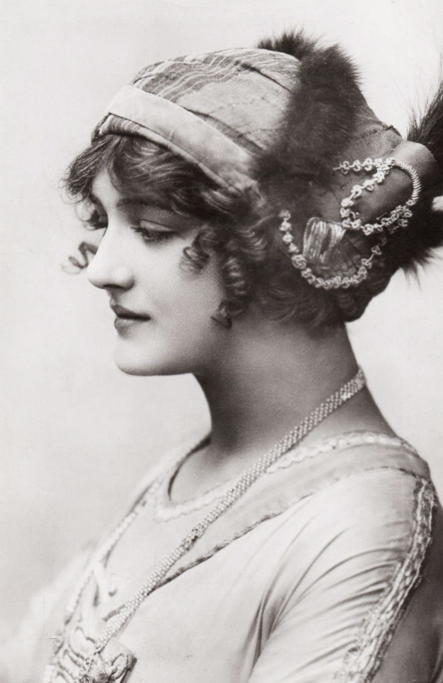 英国名伶莉莉·埃尔茜与爱德华时代服饰嬗变