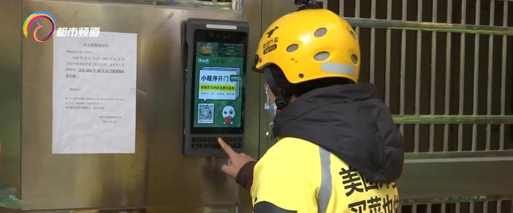 为坚守岗位的一线人员送餐,为外卖小哥冬日送温暖