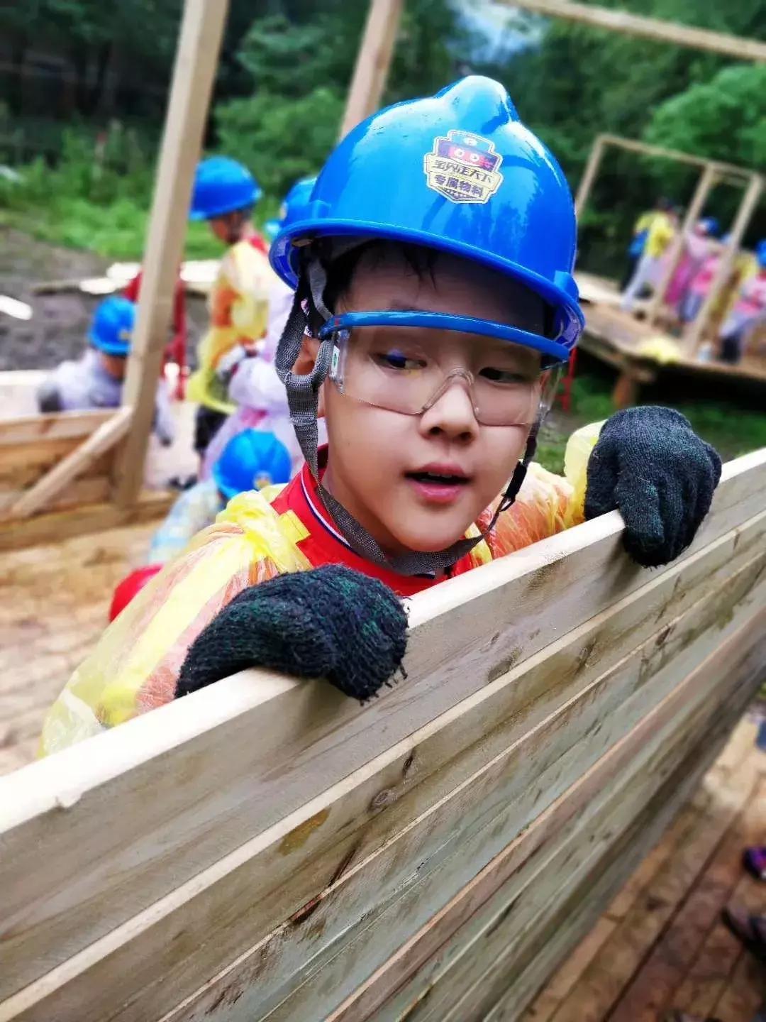 厉害了！这几个小学生竟然花了5天时间在森林里造了一个......