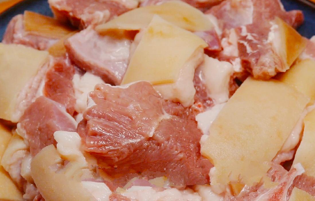 羊肉要怎样洗才没膻味又好吃,焯水羊肉的正确方法