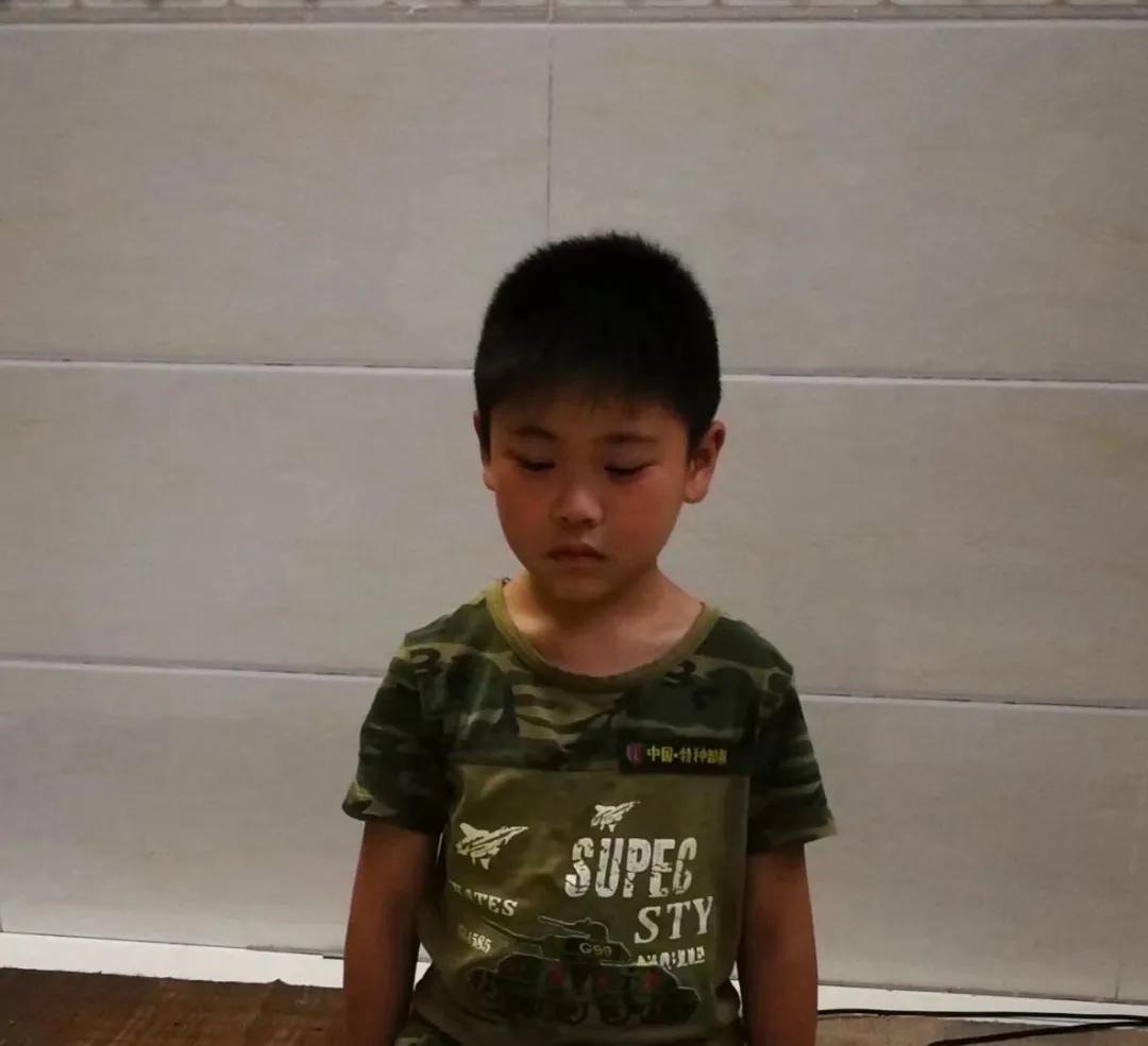 孩子赖床父母的做法绝了,孩子赖床迟到妈妈教育方法原视频