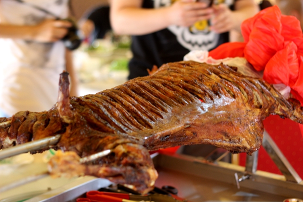 口味确实不错舌尖上的烤全羊,舌尖上的乡村草原特制烤全羊