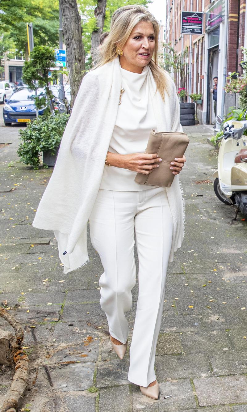 48岁荷兰王后穿衣打扮,荷兰王后黄色西装