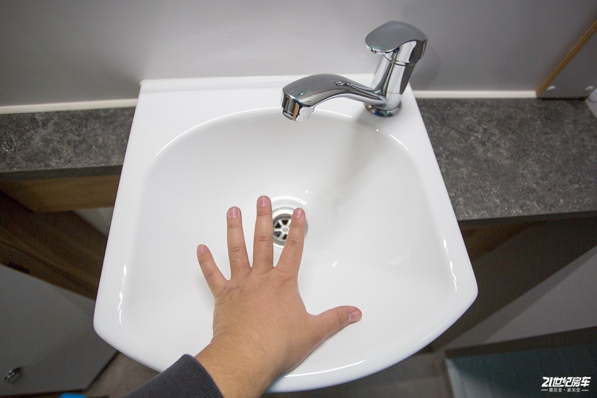 英国百丽d4,发现4拖挂式房车