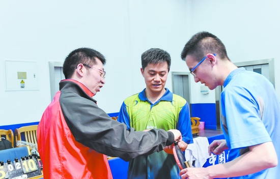 高管弃百万年薪成都开工作室定制乒乓球拍吸引国外客户