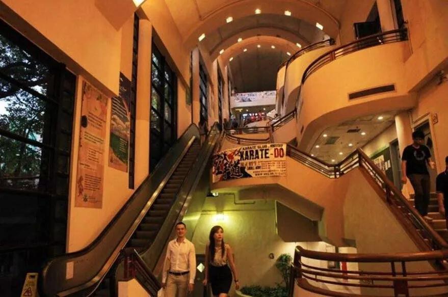 香港豪门最惨原配!生前帮贫穷小子成首富,死后还要被他利用?