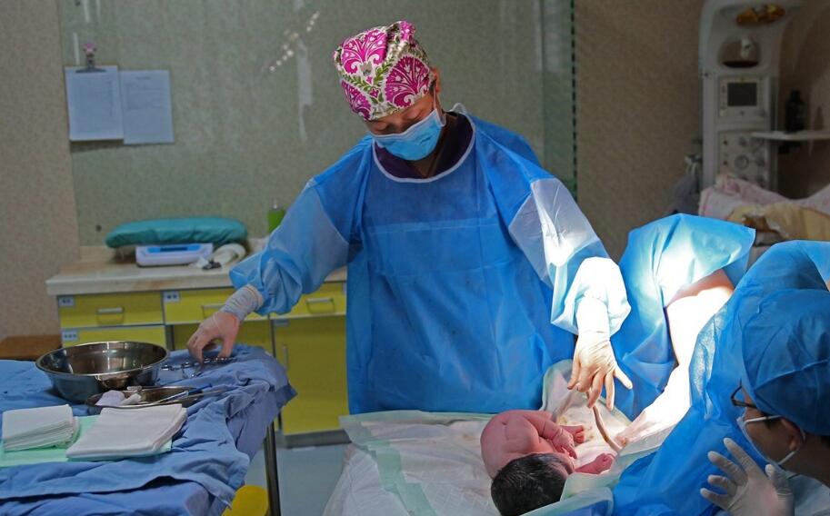 顺产和剖腹产小孩头型,胎儿臀位剖宫产怎么娩出