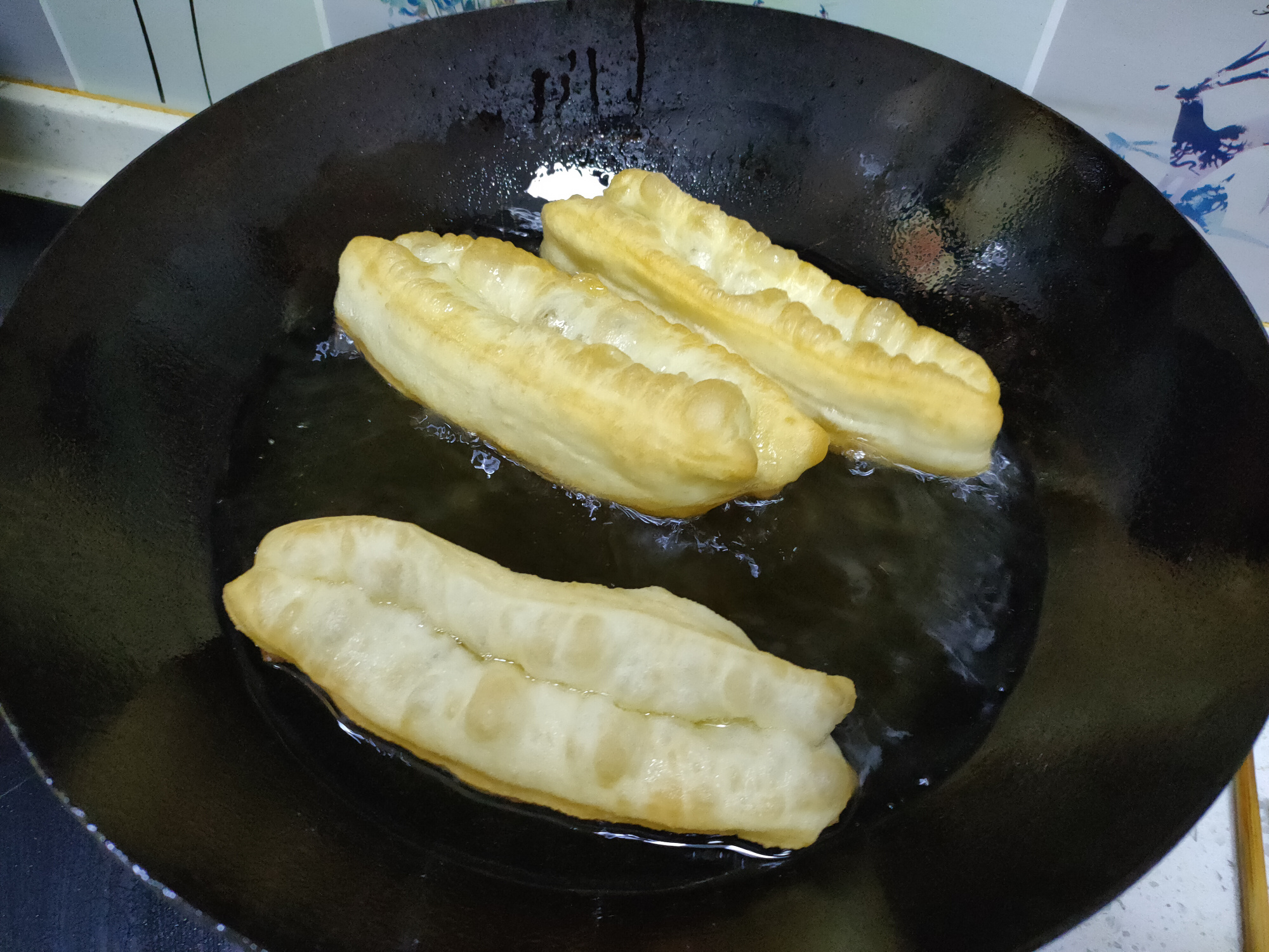 炸油条的技巧和配方酥脆,如何快速炸油条又脆又蓬松