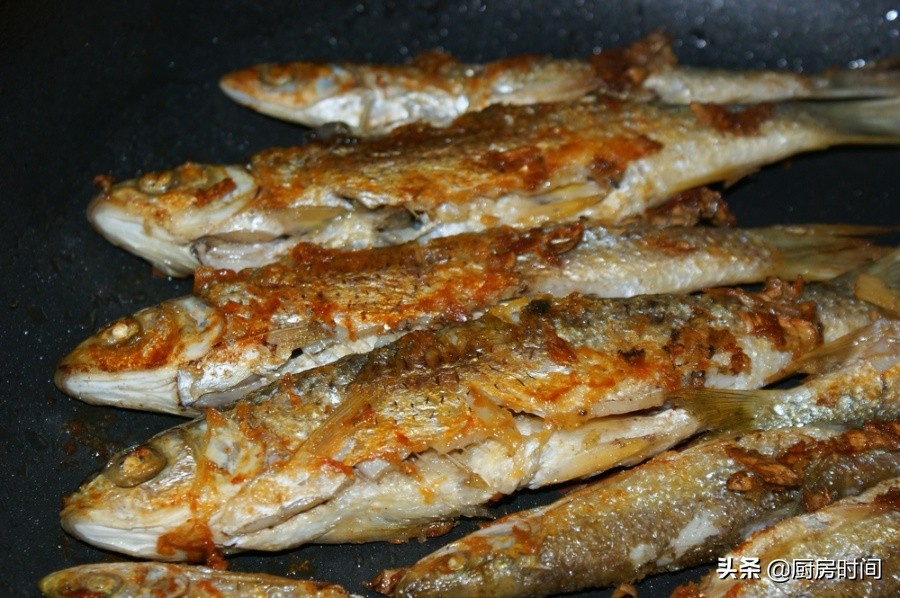煎鱼总是粘锅怎么办？三种方法教给你，保证让你煎出的完整又好吃
