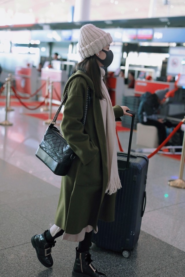 陈瑶长发披肩图片,陈瑶酷黑吊带长裙造型