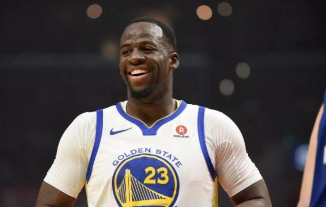 追梦格林上演大师级助攻,库里进球后服了:做望远镜手势“点赞”