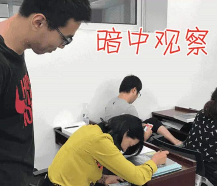 学生吐槽班主任“后门*窥偷**”，老师一脸无辜神回复，瞬间笑翻全场