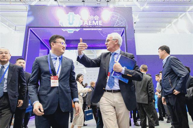 没想到，珠洽会上的机器人“样样精通”！看完觉得自己快失业了