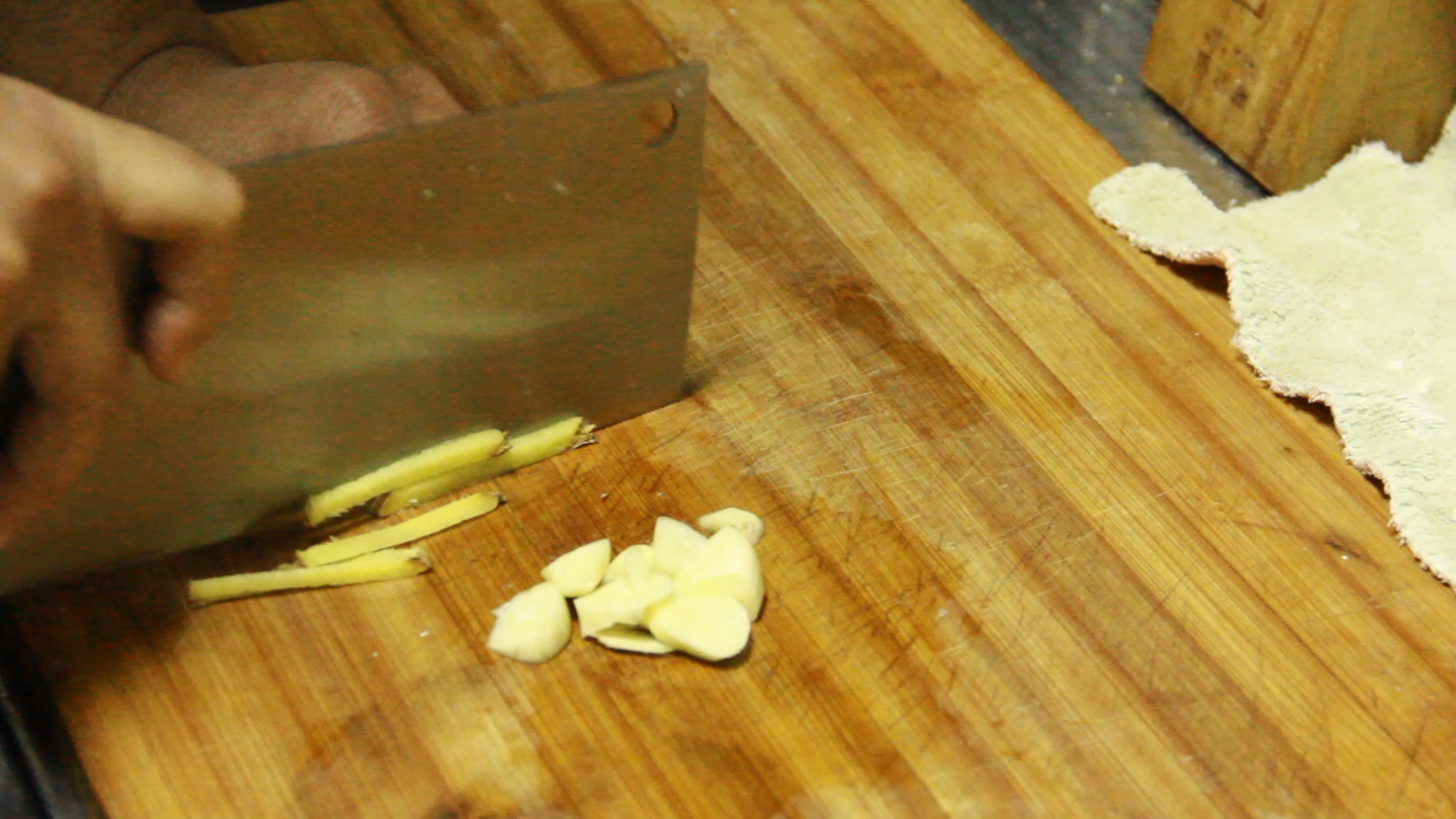 鸡翅根为什么做出来很腥,红烧鸡翅根做法味道超棒一看就会