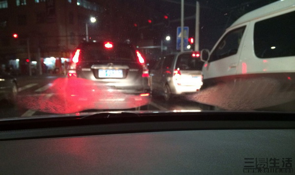 为什么车窗内起雾,夏天车窗起雾的物理原因