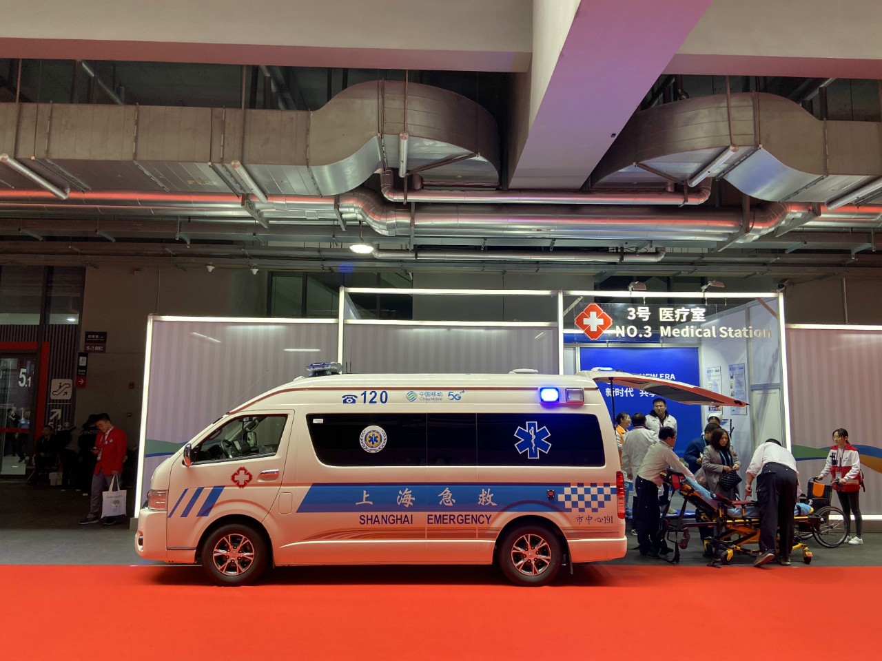 走进进博会|5G：1秒就能*载下**一部高清电影，卡一下都很难