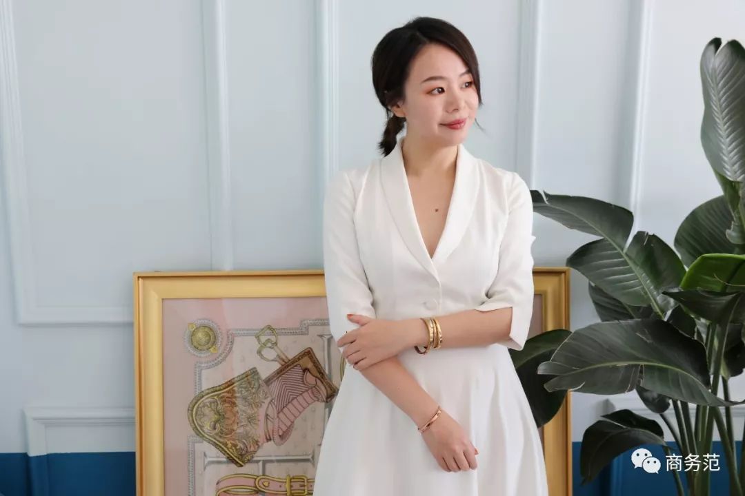 瑞典皇家配饰品牌,几百块戴出万元质感,金色手镯男女戴都好看